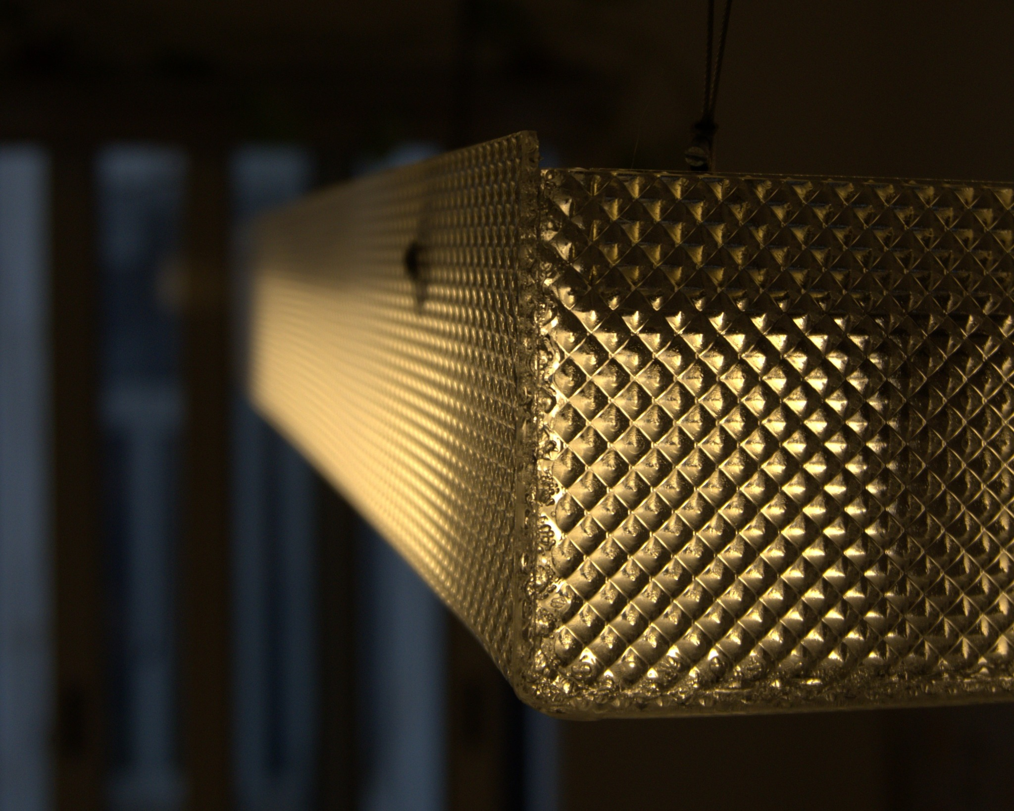 Detail of the fabricated methacrylate corner and steel suspension cable